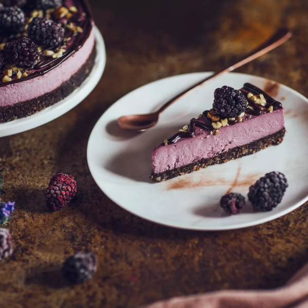 Raw-kake med bringebær og bjørnebær